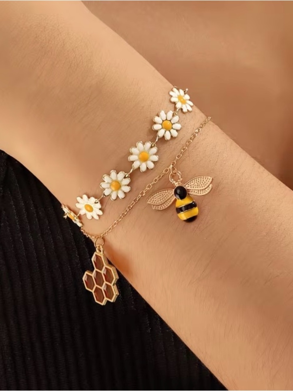 🐝🐝🐝BOGOHO🐝🐝🐝Gold Daisy and Bee Charm Bracelet and Earring Set